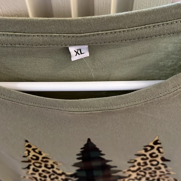 Olive Green 'Merry & Bright' Leopard and Plaid Trees Tee/NWT/XL - Picture 5 of 7